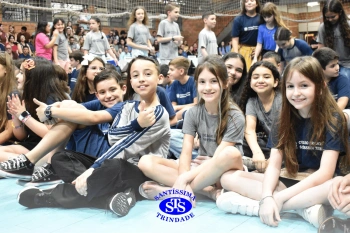 Lançamento do livro “Nossas Histórias” reúne e emociona comunidade educativa do Santíssima | 4º ano