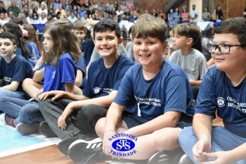 Lançamento do livro “Nossas Histórias” reúne e emociona comunidade educativa do Santíssima | 4º ano