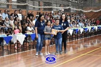 Lançamento do livro “Nossas Histórias” reúne e emociona comunidade educativa do Santíssima | 4º ano