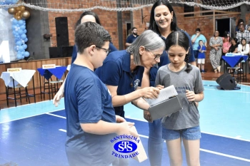 Lançamento do livro “Nossas Histórias” reúne e emociona comunidade educativa do Santíssima | 4º ano