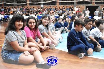 Lançamento do livro “Nossas Histórias” reúne e emociona comunidade educativa do Santíssima | 4º ano