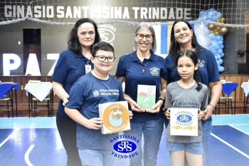 Lançamento do livro “Nossas Histórias” reúne e emociona comunidade educativa do Santíssima | 4º ano