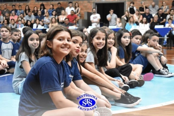Lançamento do livro “Nossas Histórias” reúne e emociona comunidade educativa do Santíssima | 4º ano