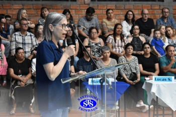 Lançamento do livro “Nossas Histórias” reúne e emociona comunidade educativa do Santíssima | 4º ano