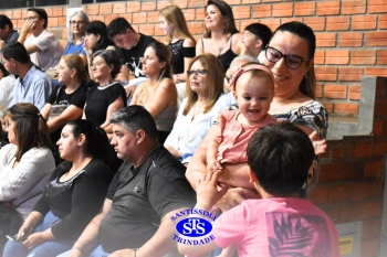 Lançamento do livro “Nossas Histórias” reúne e emociona comunidade educativa do Santíssima | 4º ano