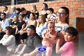 Lançamento do livro “Nossas Histórias” reúne e emociona comunidade educativa do Santíssima | 4º ano