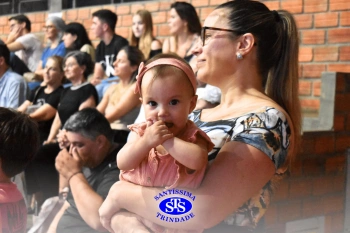 Lançamento do livro “Nossas Histórias” reúne e emociona comunidade educativa do Santíssima | 4º ano