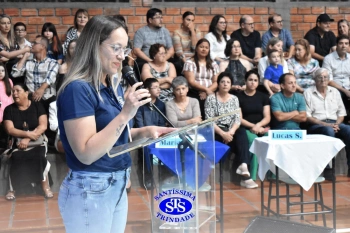 Lançamento do livro “Nossas Histórias” reúne e emociona comunidade educativa do Santíssima | 4º ano