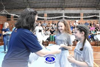 Lançamento do livro “Nossas Histórias” reúne e emociona comunidade educativa do Santíssima | 4º ano