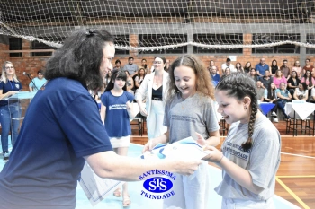 Lançamento do livro “Nossas Histórias” reúne e emociona comunidade educativa do Santíssima | 4º ano