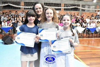 Lançamento do livro “Nossas Histórias” reúne e emociona comunidade educativa do Santíssima | 4º ano