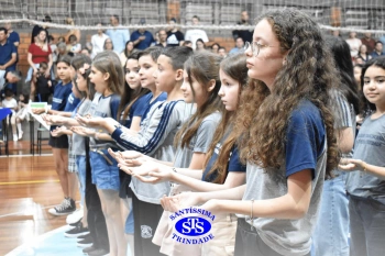 Lançamento do livro “Nossas Histórias” reúne e emociona comunidade educativa do Santíssima | 4º ano