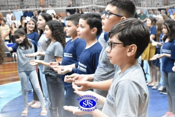 Lançamento do livro “Nossas Histórias” reúne e emociona comunidade educativa do Santíssima | 4º ano