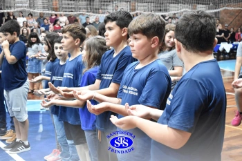 Lançamento do livro “Nossas Histórias” reúne e emociona comunidade educativa do Santíssima | 4º ano