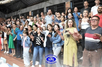 Lançamento do livro “Nossas Histórias” reúne e emociona comunidade educativa do Santíssima | 4º ano