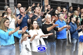 Lançamento do livro “Nossas Histórias” reúne e emociona comunidade educativa do Santíssima | 4º ano