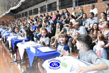 Lançamento do livro “Nossas Histórias” reúne e emociona comunidade educativa do Santíssima | 4º ano
