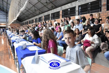 Lançamento do livro “Nossas Histórias” reúne e emociona comunidade educativa do Santíssima | 4º ano
