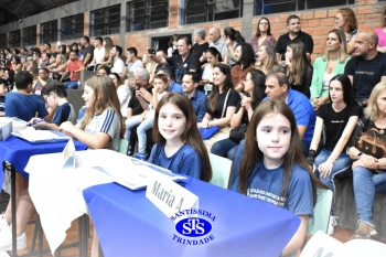 Lançamento do livro “Nossas Histórias” reúne e emociona comunidade educativa do Santíssima | 4º ano