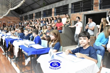 Lançamento do livro “Nossas Histórias” reúne e emociona comunidade educativa do Santíssima | 4º ano