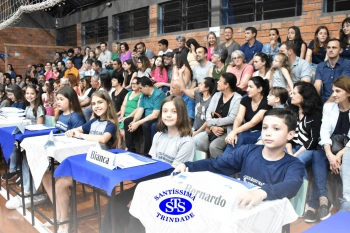 Lançamento do livro “Nossas Histórias” reúne e emociona comunidade educativa do Santíssima | 4º ano