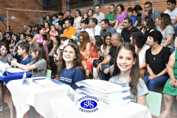Lançamento do livro “Nossas Histórias” reúne e emociona comunidade educativa do Santíssima | 4º ano