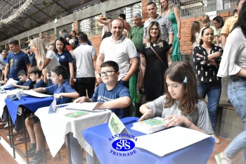 Lançamento do livro “Nossas Histórias” reúne e emociona comunidade educativa do Santíssima | 4º ano