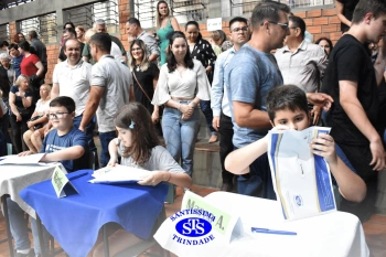 Lançamento do livro “Nossas Histórias” reúne e emociona comunidade educativa do Santíssima | 4º ano