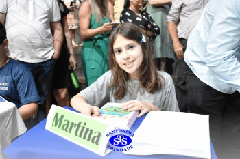 Lançamento do livro “Nossas Histórias” reúne e emociona comunidade educativa do Santíssima | 4º ano