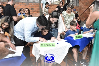 Lançamento do livro “Nossas Histórias” reúne e emociona comunidade educativa do Santíssima | 4º ano