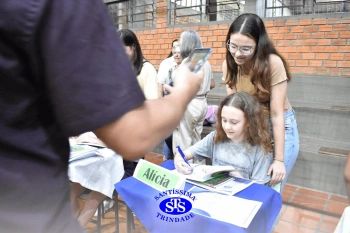 Lançamento do livro “Nossas Histórias” reúne e emociona comunidade educativa do Santíssima | 4º ano