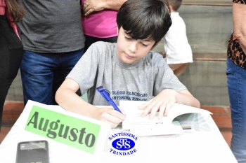 Lançamento do livro “Nossas Histórias” reúne e emociona comunidade educativa do Santíssima | 4º ano