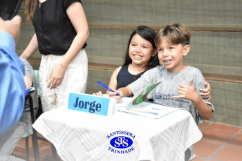 Lançamento do livro “Nossas Histórias” reúne e emociona comunidade educativa do Santíssima | 4º ano