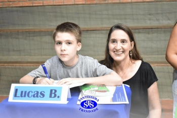 Lançamento do livro “Nossas Histórias” reúne e emociona comunidade educativa do Santíssima | 4º ano