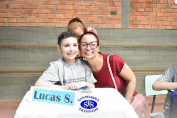 Lançamento do livro “Nossas Histórias” reúne e emociona comunidade educativa do Santíssima | 4º ano