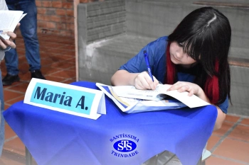 Lançamento do livro “Nossas Histórias” reúne e emociona comunidade educativa do Santíssima | 4º ano