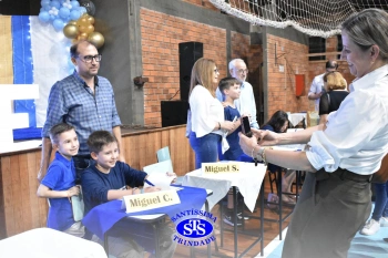 Lançamento do livro “Nossas Histórias” reúne e emociona comunidade educativa do Santíssima | 4º ano