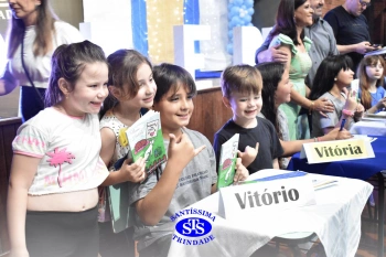 Lançamento do livro “Nossas Histórias” reúne e emociona comunidade educativa do Santíssima | 4º ano