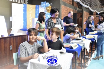 Lançamento do livro “Nossas Histórias” reúne e emociona comunidade educativa do Santíssima | 4º ano