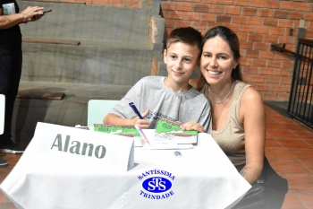 Lançamento do livro “Nossas Histórias” reúne e emociona comunidade educativa do Santíssima | 4º ano