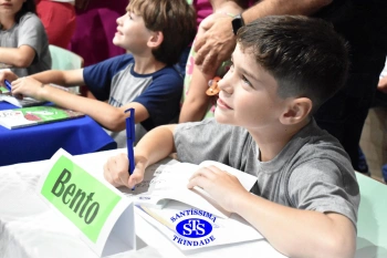 Lançamento do livro “Nossas Histórias” reúne e emociona comunidade educativa do Santíssima | 4º ano
