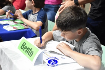 Lançamento do livro “Nossas Histórias” reúne e emociona comunidade educativa do Santíssima | 4º ano
