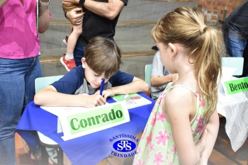 Lançamento do livro “Nossas Histórias” reúne e emociona comunidade educativa do Santíssima | 4º ano
