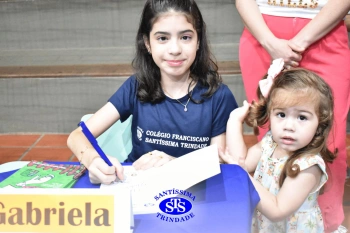 Lançamento do livro “Nossas Histórias” reúne e emociona comunidade educativa do Santíssima | 4º ano