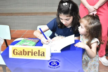 Lançamento do livro “Nossas Histórias” reúne e emociona comunidade educativa do Santíssima | 4º ano