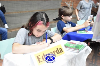Lançamento do livro “Nossas Histórias” reúne e emociona comunidade educativa do Santíssima | 4º ano