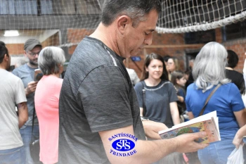 Lançamento do livro “Nossas Histórias” reúne e emociona comunidade educativa do Santíssima | 4º ano