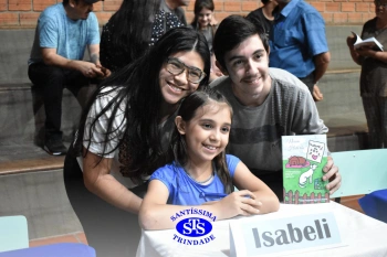 Lançamento do livro “Nossas Histórias” reúne e emociona comunidade educativa do Santíssima | 4º ano