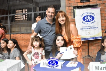 Lançamento do livro “Nossas Histórias” reúne e emociona comunidade educativa do Santíssima | 4º ano
