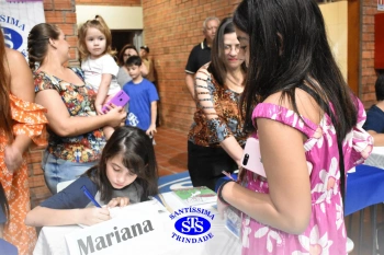 Lançamento do livro “Nossas Histórias” reúne e emociona comunidade educativa do Santíssima | 4º ano